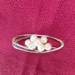 パールとシルバーのオーバル型ブローチ