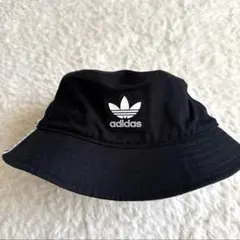 adidas アディダス　バケットハット ブラック　ストライプ