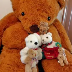 大きなクマのぬいぐるみと小さなぬいぐるみ クリスマスくまのぬいぐるみ しろくま