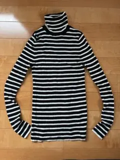 UNIQLO 黒と白のストライプ タートルネック レディース　Lサイズ