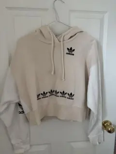 adidas フード付き クロップドパーカー