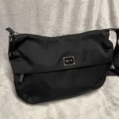 agnis b. ブラック ショルダーナイロンバッグ アニエスベー