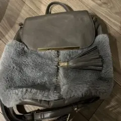 グレー 合成皮革 ファー タッセル付きリュック