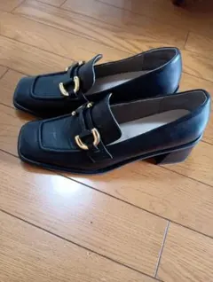 ブラックレザー スクエアトゥパンプス ゴールドバックル