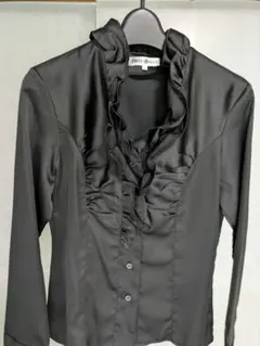 フリル襟黒長袖シャツ　長袖ブラウス　フリル　黒系　長袖シャツ　訳アリ商品