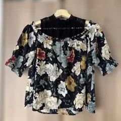 オフショルダーフラワーブラウス　肩出し