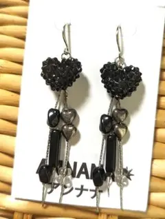 スワロフスキークリスタル使用　シルバーフックタイプ　ハンドメイドピアス　黒ハート