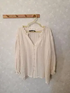 未使用　ZARA ブラウス　フリルブラウス　刺繍