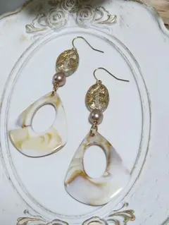 ピアス　(大きめ)　アンティーク調クリアビーズカメオ&天然石調抜き雫チャーム