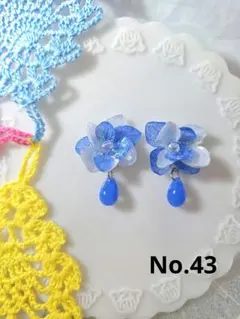 あじさい青と白、チェコビーズが揺れるピアスOrイヤリング
