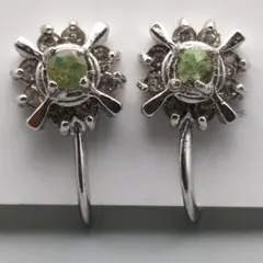 自然の表情を宿すグリーンストーンイヤリング 〜揺らぎある石と煌めきのコントラスト