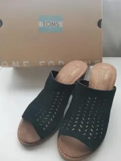 美品　TOMS スエードサンダルのサムネイル
