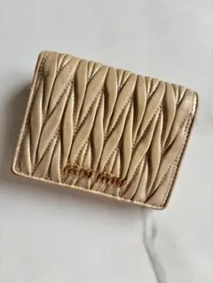 miu miu マテラッセ 二つ折り財布 ゴールドのサムネイル