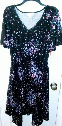 黒とピンクの花柄 Vネック 半袖ワンピース 新しい 新商 q夏にぴったりの新商品のサムネイル