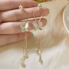 ゴールド 蝶モチーフ ピアス