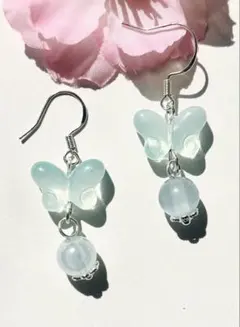 ハンドメイド　薄い水色の蝶と球体ビーズのピアス 可愛い蝶クリアブルー 春