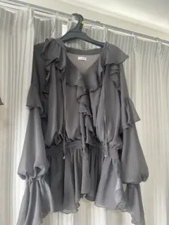 LILYBROWNフリル付きグレー長袖トップスとショートパンツセットのサムネイル
