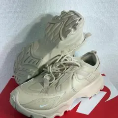 ナイキ NIKE WMNS TC 7900 24cm ベージュ スニーカー