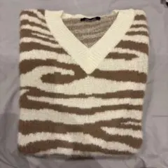 アイボリー・ブラウンストライプ Vネックニット　ゼブラ柄