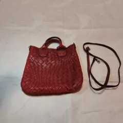 赤いレザー編み込みショルダーバッグ