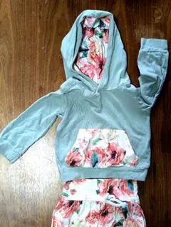 フード付きトレーナーと花柄パンツセット