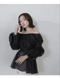 natural beauty basic フリル付き黒バルーンスリーブブラウス