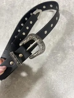 装飾的バックルの黒レザーベルト