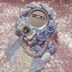 ロゼット 痛ロゼット 缶バッジ 水色 白 アイスブルー バラ 57mm