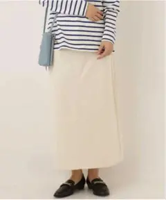 【新品】a.v.v アーヴェヴェ デニムナロースカート アイボリーストレッチのサムネイル