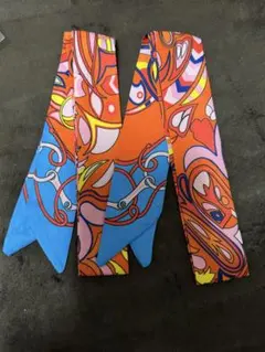 オレンジと青のスカーフ