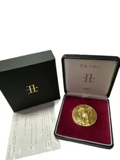 美品　造幣局金色記念メダル ケース付き　金色メダル 建物とデザイン 美品 造幣局金色記念メダル ケース付き 金色メダル 建物とコイン