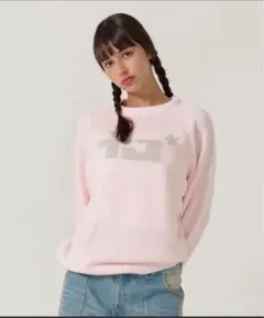 TINA：JOJUN ピンク ロゴ入り ニットセーター 長袖