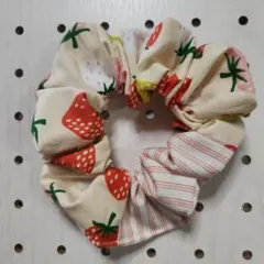 ハンドメイド✨いちご柄とストライプの切り替えシュシュ