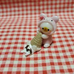 アイスクリームを持つ猫のミニチュア置物