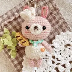 ピンクうさぎのパン屋さん♡︎キーホルダー♪ハンドメイド　あみぐるみのサムネイル