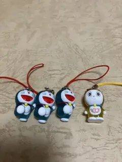 ドラえもん同種3個＆ドラミちゃん1種 ミニフィギュアストラップ　2005年