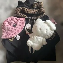 新品未使用・キティちゃんパーカー、帽子、ぬいぐるみリュックセット