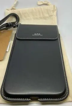 週末特価 【新品】A.P.C. アーペーセー レザー スマートフォンケース 黒のサムネイル