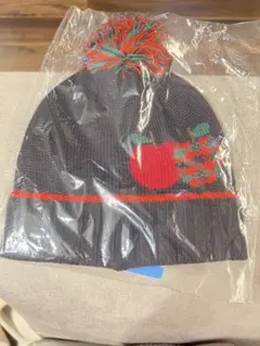 【まるお様専用】familiarリンゴ刺繍ポンポン付きニット帽 M