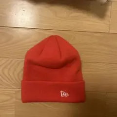 赤いニット帽 ロゴ刺繍入り