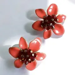 スタージュエリー*赤いバラと緑の葉のピアス - メルカリ