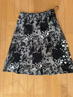 ブラック　ホワイト花柄　シフォンスカートのサムネイル