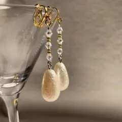 ハンドメイド　イヤリング　ピアス　しずく型　コットンパール風　ビーズ　ゴールド