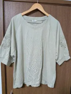 袖刺繍デザイン Vネックプルオーバー オリーブ 4L