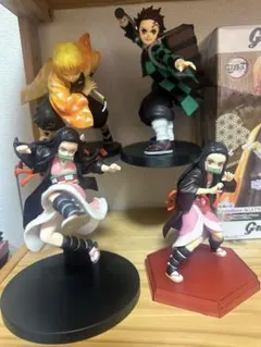 鬼滅の刃 フィギュアセット、コミック、塗り絵帳付き