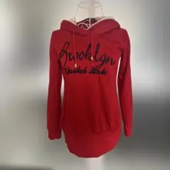 赤いフード付きカジュアルパーカー