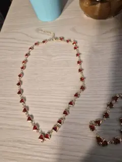 赤いハート型ネックレス