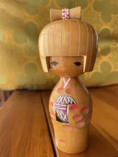 伝統的な木製こけし人形