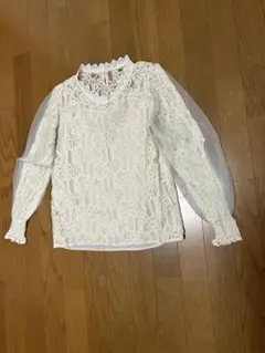 エレガントなアイボリーのレースブラウス