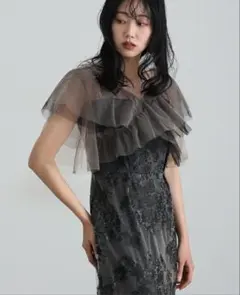 エレガントなフリル付きパーティードレス